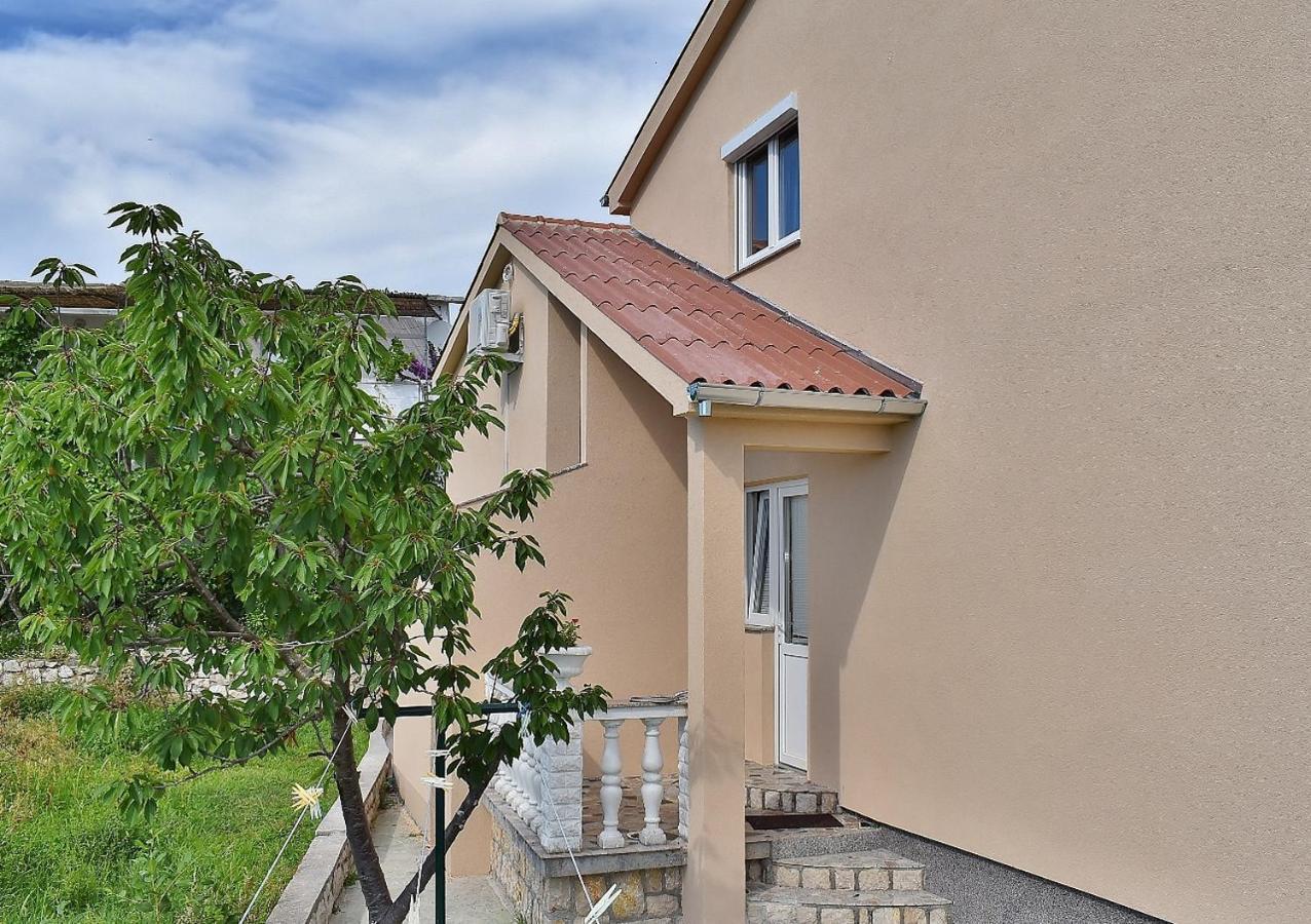 Danijela Apartman *
