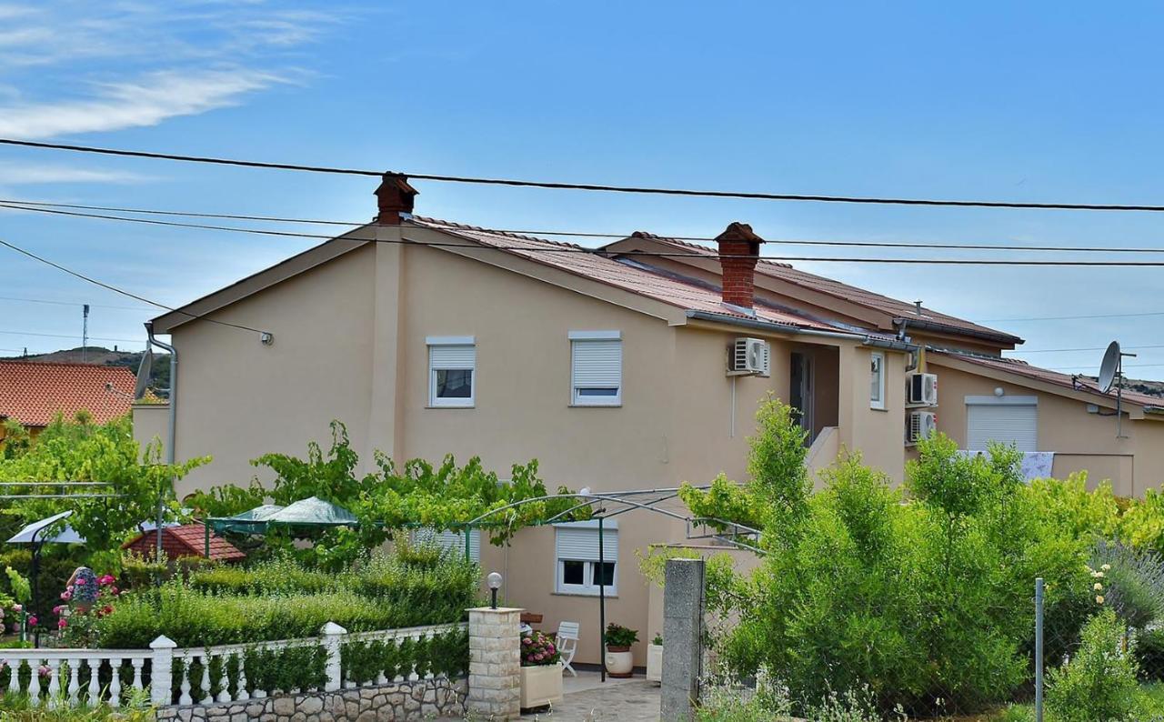 Danijela Apartman *